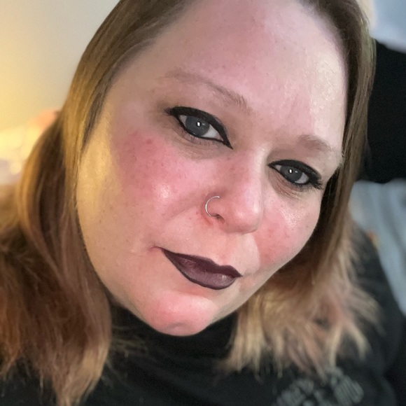 Meet your Posher, Becci - Picture 2 of 3